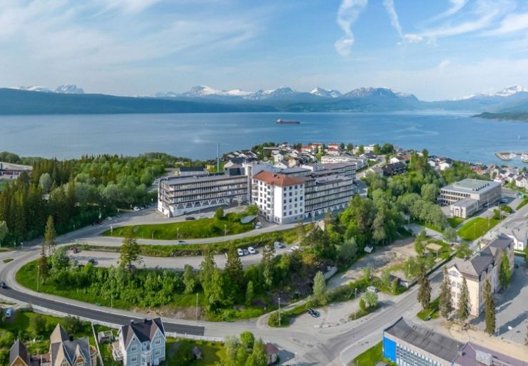 Sentralt plassert i Narvik har det gamle sykehuset betydelig utviklingspotensial. Nå legges eiendommen ut for salg.  Universitetssykehuset Nord-Norge (UNN) flytter inn i nytt sykehusbygg i slutten av november.