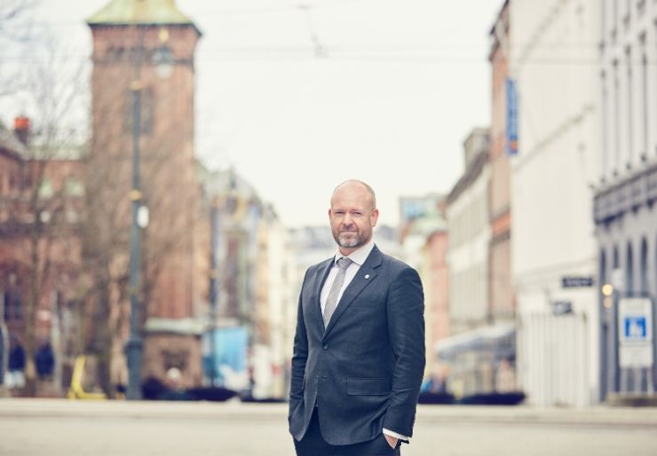 Frykter innleiereglene stanser vekst SMB Norge frykter at strenge innleieregler gjør det vanskeligere for små håndverksbedrifter å ta på seg større oppdrag. Organisasjonen støtter bemanningsforetakene som utfordrer staten i Borgarting lagmannsrett, der saken behandles 13.–15. oktober.