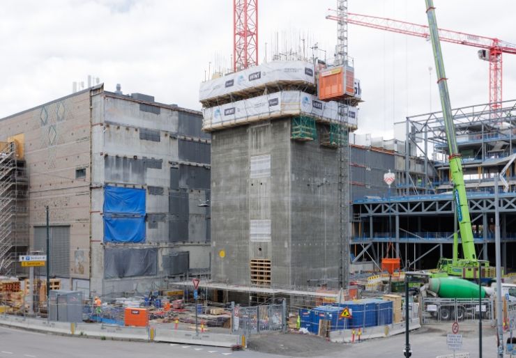 Oslos nye landemerke vokser til 108 meter Glidestøpen er i gang på Over Spektrum. Gjennom sommeren skal betongkjernen vokse til 108 meters høyde og bli synlig over store deler av Oslo sentrum. Når bygget står ferdig, blir det Norges første høyhus over 100 meter siden Oslo Plaza åpnet i 1990.