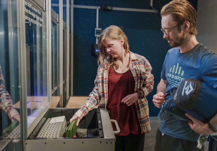 OBOS tester nå om lagring kan flyttes ut av leiligheten og inn i et felles, robotisert system i kjelleren.  I Living Lab på Vollebekk skal beboerne bruke en appstyrt Pio-løsning med 170 bokser