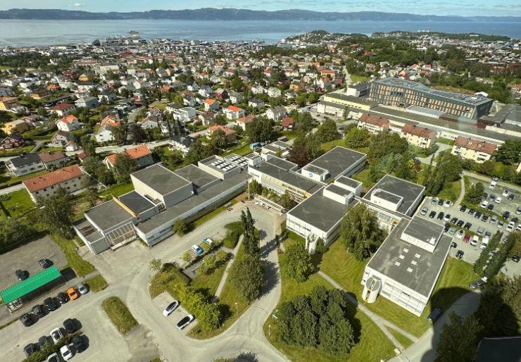 NRK-tomta i Trondheim kan få 650 boliger OBOS, Swiss Life Asset Managers og Rebus Midt-Norge AS har inngått avtale om kjøp av NRK-eiendommen på Tyholt i Trondheim.