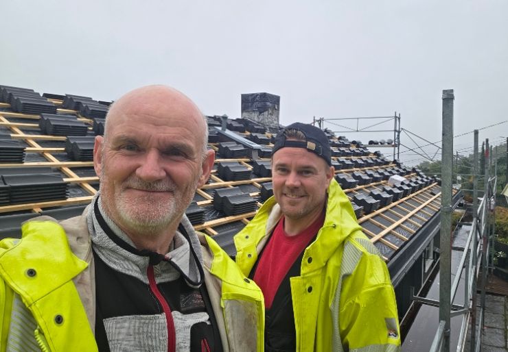Byttet til Skarpnes: – Vi ville ikke gått tilbake Byggmester Alexander Aasen og Tømrer Terje Gangstø har lagt Skarpnes takstein på 15 tak. De trekker frem lite brekkasje og bedre arbeidsplasser som klare fordeler, men legger heller ikke skjul på at leveransemetoden krever litt mer fysisk arbeid.