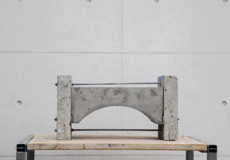 Mille Richardsen og Anders Gjesdal har laget et modulbasert system som benytter ødelagte bygningselementer. Foto: Mille Richardsen