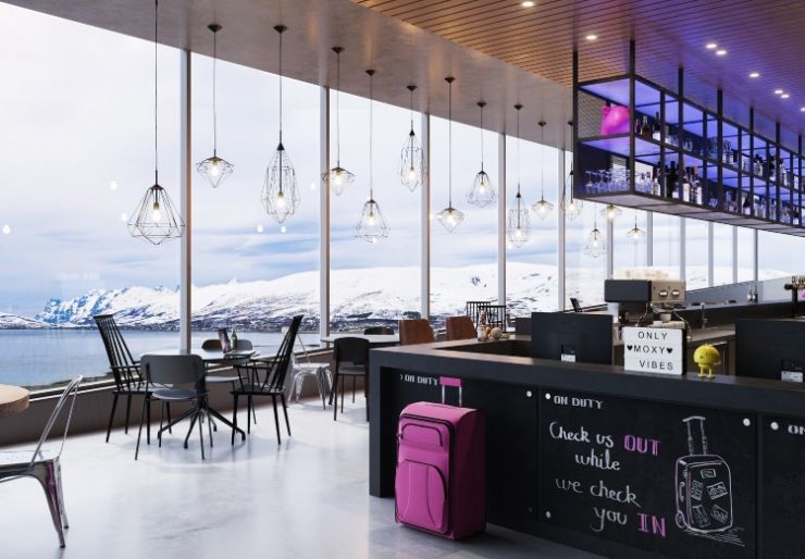 Moxy Hotels vil etablere seg i Tromsø. Den eksisterende bygningsmassen på tomten rives i disse dager og konstruksjonsarbeidet for oppføring av et helt nytt hotell like ved flyplassen i Tromsø er i gang. Moxy Tromsø forventes å åpne i 2023.