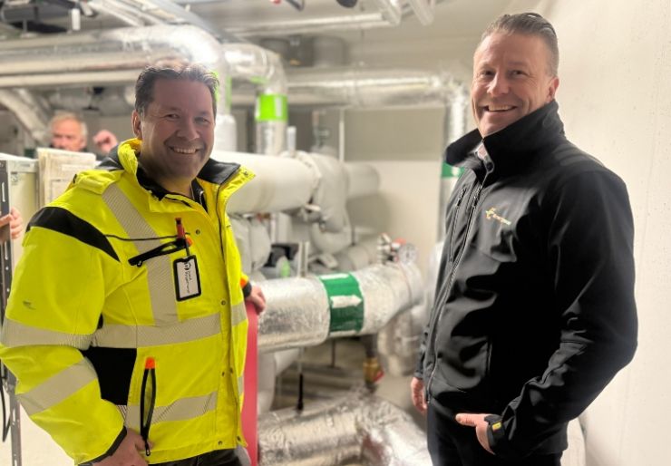 Simen Krogh, prosjektleder i Norsk Byggebransje og Stian Kverneng, daglig leder i Energisaver på befaring i Sameiet Hovinenga. Foto: Norsk Byggebransje.