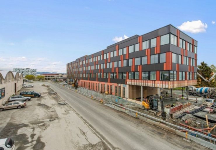 Det spennende prosjektet i Falkenborgveien 36 i Trondheim er på rundt 9500 kvadratmeter fordelt på fire etasjer, med kontorarealer også inneholde servicearealer i byggets 1.etasje samt et underliggende garasjeanlegg.