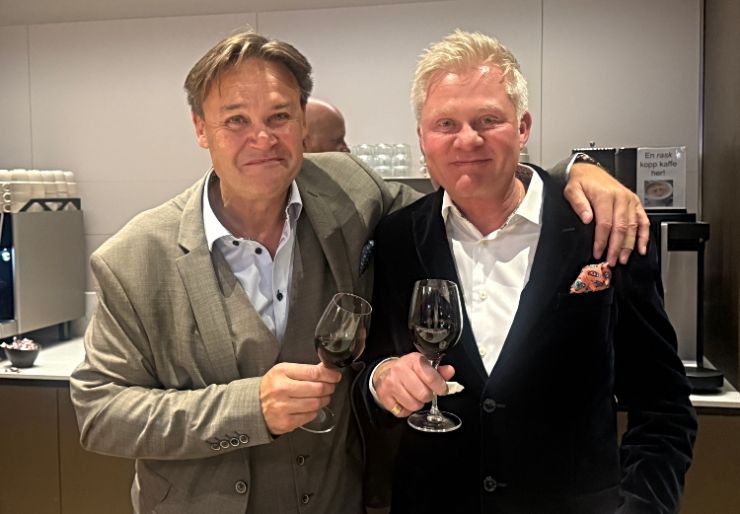 Rørkjøp og Heim TV Daglig leder i Rørkjøp, Frank Olsen og Heim TVs daglig leder, Trond Valle tillater seg et velfortjent glass