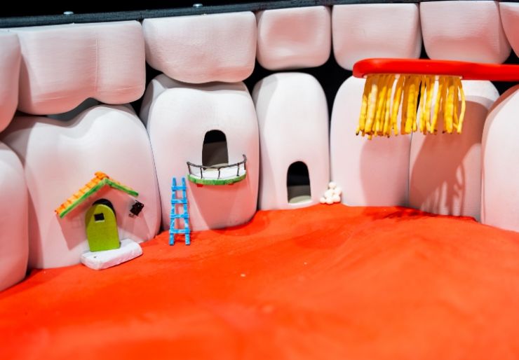 Seks meter høye tre-tenner til Kristiansand Dyrepark Oslotre bygger Jens sine seks meter høye tre-tenner