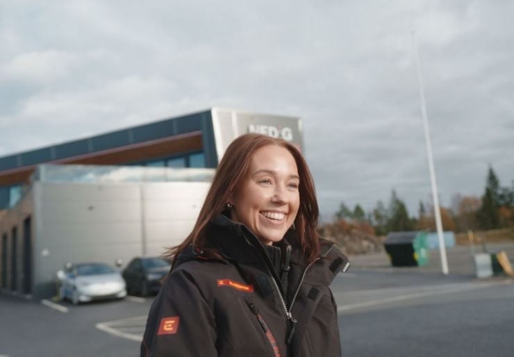 Da Maria Halster Andreassen første gang dukket opp i TV-serien «Elektrikerne», hadde hun bare vært lærling i et halvt år.  Nå er hun godt over halvveis i læretiden og merker forskjellen på alt fra faglig selvtillit til