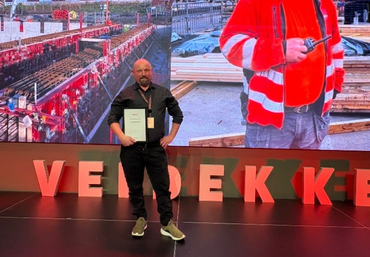 Veidekke betongkonferanse 30 år På Veidekkes årlige betongkonferanse ble Janusz Kott i går hedret som årets betongarbeider. I tillegg vant boligprosjektet Mariakvartalet i Oslo og Kattås Vannbehandlingsanlegg i Bærum prisene som Veidekkes beste betongprosjekter 2025.