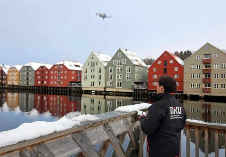 Bryggene i Trondheim går digitalt Et av bryggehusene i Kjøpmannsgata i Trondheim har fått en digital kopi. I samarbeid med Byantikvaren i Trondheim har NIKU laget en høyoppløselig 3D-modell av deler av bygget, som gir ny innsikt i konstruksjon og tilstand.