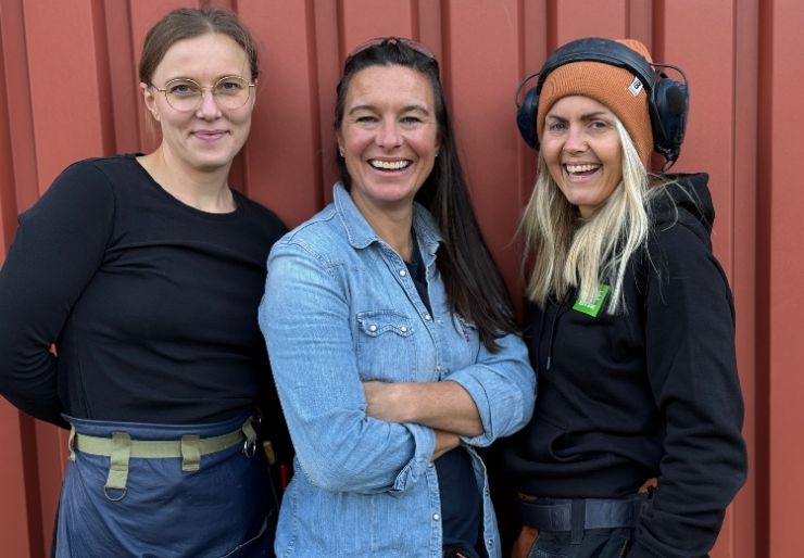 Tre kvinnelige gründere bygger hytte i trærne – vil lokke flere jenter til byggebransjen. Dette har det blitt en spennende TV serie av.