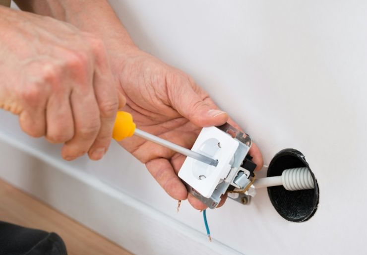 Tryg slår alarm: Farlig hobbyelektrikere brer om seg 18 prosent har gjort el-arbeid selv det siste året, og 43,5 prosent av disse innrømmer å ha gjort arbeid som en elektriker skulle utført.