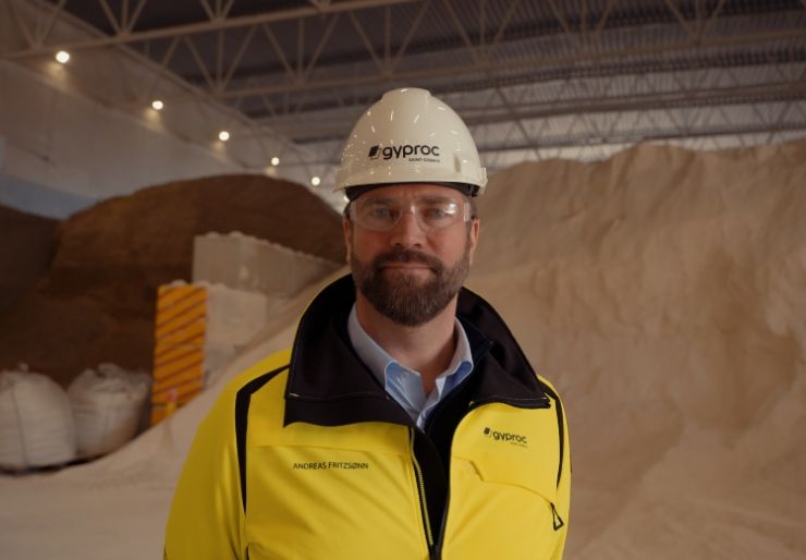 Gyproc-fabrikken i Fredrikstad er gjenåpnet, etter fire måneders ombygging. Nå produseres det gipsplater 100 prosent karbonfritt i plankebyen.  Ved å bytte til 100 prosent norsk vannkraft fra tidligere bruk av natu