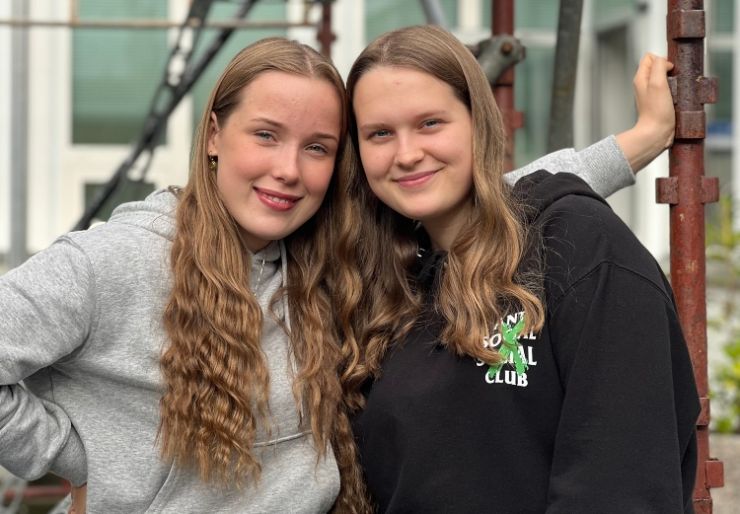 Maret Kerkhof og Hannah Sandvin, er begge to 16 år og går for tiden VG2 tømrerfag i Odda. Nå tar de alle midler i bruk for å få flere gutter og jenter til å velge yrkesfag og byggfag spesielt. 