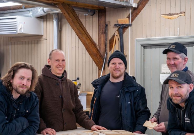 Arbeidet med nye dører til Nidarosdomens vestfront har gått fra konkurranse og skisser til faktisk produksjon.  Etter ett år med prosjektering og materialtesting er håndverkerne ved Nidaros Domkirkes Restaurering