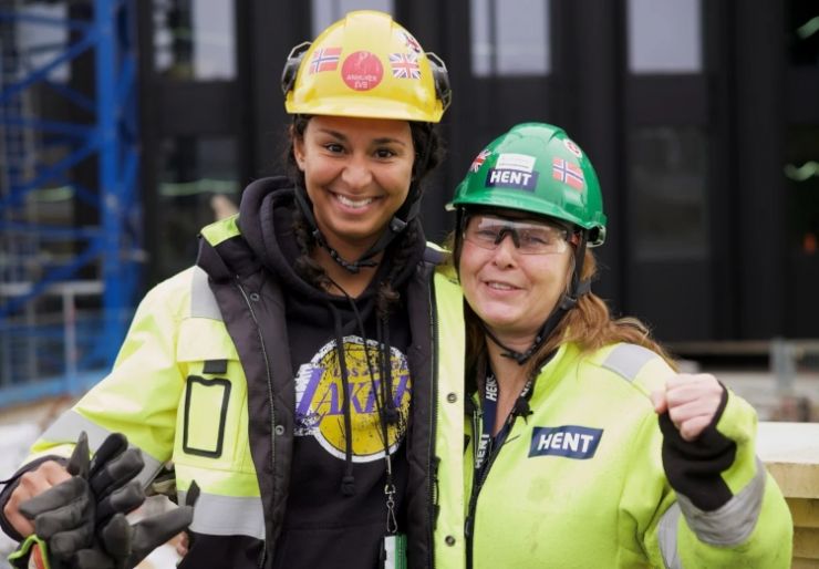 Nytt prosjekt skal få kvinner til å velge og bli i bygg NHO Byggenæringen og Fellesforbundet går nå sammen om et prosjekt som skal bidra til å rekruttere og beholde flere kvinnelige håndverkere i byggenæringen.