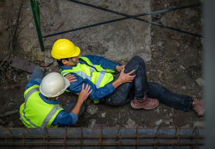Sykefravær koster bygg 17 mrd Sykefraværet merkes direkte ute i prosjektene. Fremdrift stopper opp. Lag må omorganiseres. Bedriftene tar regningen, samtidig som den enkelte arbeidstaker kan bli stående lenge utenfor jobb.