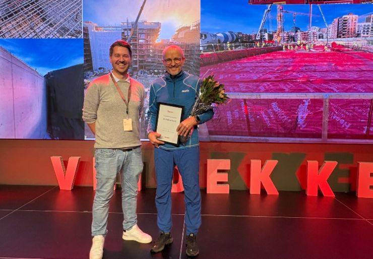 Veidekke betongkonferanse 30 år På Veidekkes årlige betongkonferanse ble Janusz Kott i går hedret som årets betongarbeider. I tillegg vant boligprosjektet Mariakvartalet i Oslo og Kattås Vannbehandlingsanlegg i Bærum prisene som Veidekkes beste betongprosjekter 2025.