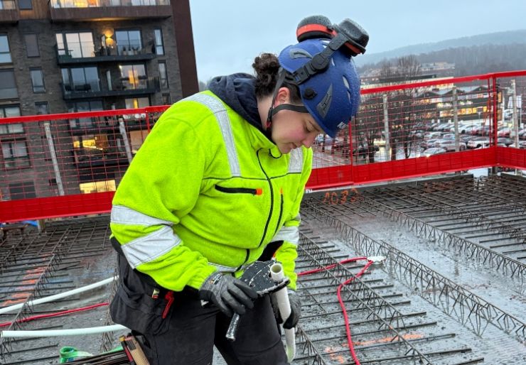 5 379 nye lærlinger startet i bygg og anlegg i fjor. Det er 160 flere enn året før. Midt i lav aktivitet og tøff konkurranse velger bedriftene å ta ansvar og satse på neste generasjon fagarbeidere.