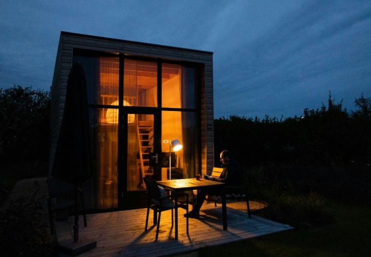 Minihus: Smartere arealbruk, ikke færre behov Minihus har blitt et reelt boligvalg i Norge, ikke fordi folk vil bo “så lite som mulig”, men fordi smart arealbruk kan gi lavere kostnader, lavere energibruk og mindre vedlikehold uten å ofre komfort.