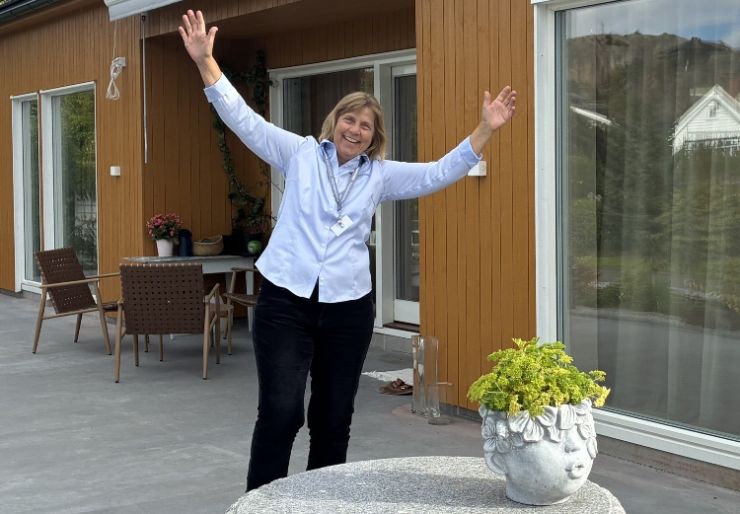 Britt Svartdal opplever at pris og økonomi har fått større betydning for mange som vurderer å bygge nytt. Samtidig mener Fiskarhedenvillan-agenten at kundene må se nøye på hva som faktisk følger med i tilbudet