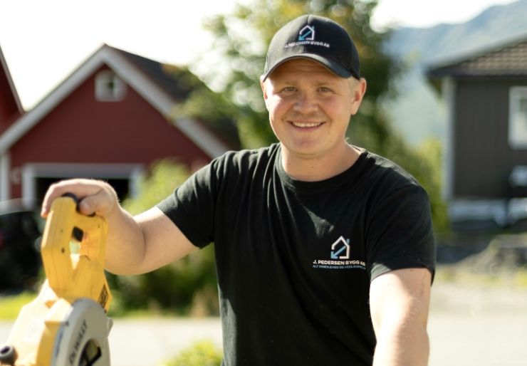 Joakim Pederesen Finalist Norges Hyggeligste 2026 Joakim fra J. Pedersen Bygg AS omtales som punktlig, hyggelig, pålitelig og profesjonell
