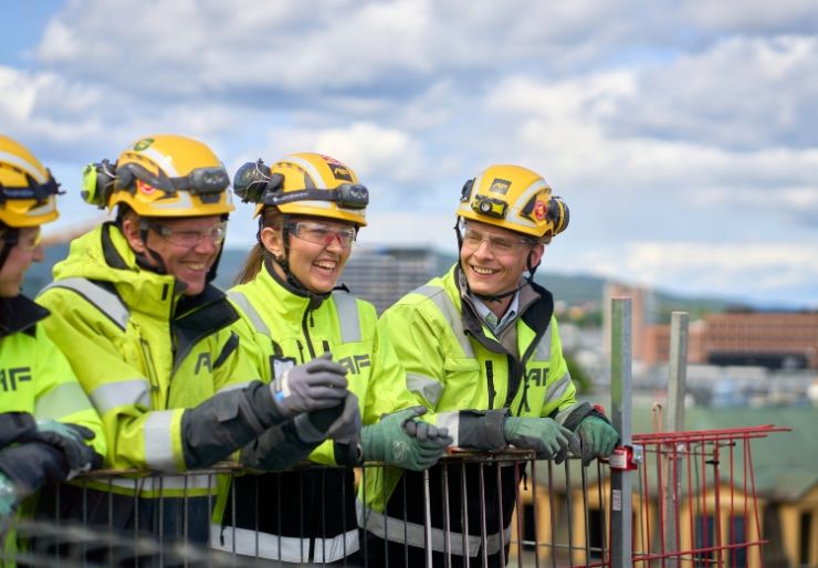 - Et godt arbeidsmiljø er en forutsetning for at våre medarbeidere skal prestere godt over tid.  - Det er veldig inspirerende at våre medarbeidere opplever AF Gruppen som en attraktiv arbeidsgiver.