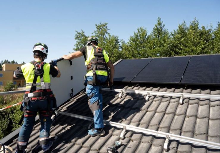 Reguleringsmyndigheten for energi foreslår en ny «informer og installer»-ordning for små fornybare produksjonsanlegg. Nettselskapet skal få én måned til å varsle dersom tilknytningen ikke er forsvarlig. Uten slik beskjed skal kunden kunne installere 