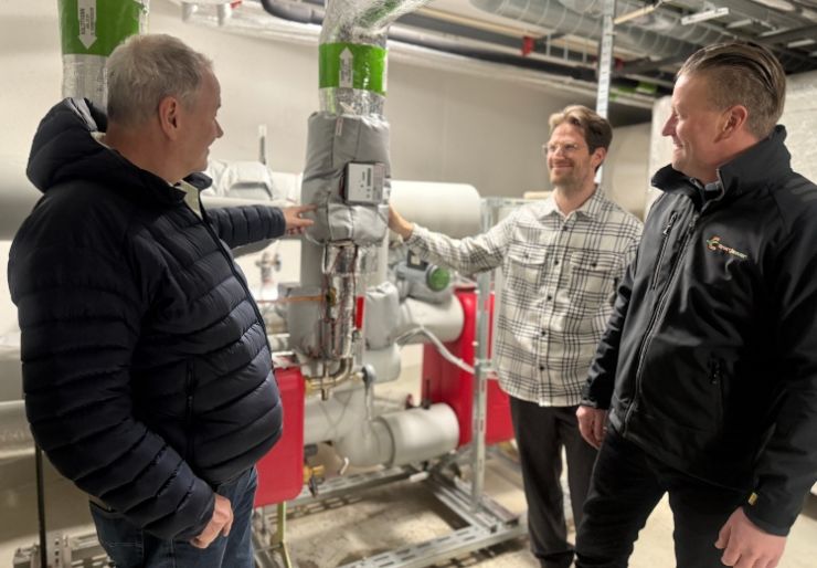 Jarle Nedreberg fra Hafslund Celcio, sammen med Styreleder Øystein Leknes og Stian Kverneng, daglig leder i Energisaver. Foto: Norsk Byggebransje. 