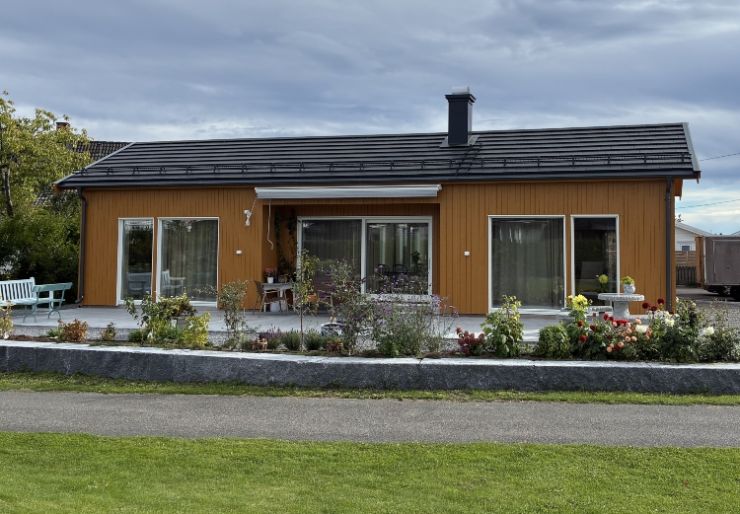Modell Atrium, fra Fiskarhedenvillan Modell Atrium, fra Fiskarhedenvillan måtte reduseres i størrelse og det opprinnelige flate taket kunne heller ikke brukes, dermed måtte man også finne en annen takløsning.