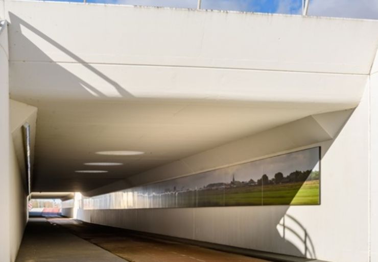 Hvordan gjøre en hundre meter lang sykkeltunnel til en kunstopplevelse? Det har de klart i Leiden i Nederland, med et helt spesielt fotoprint på fasadeplatene Steni Vision.