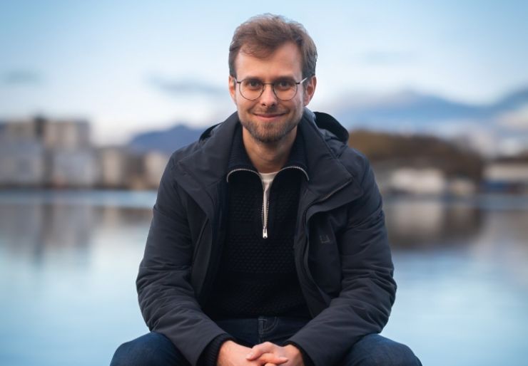 Halverte energibruken i 80-tallsbygg i Bodø Nå viser tall fra et kontorbygg i Bodø sentrum hvordan relativt enkle grep innen energieffektivisering kan gi stor effekt på både energibruk og strømregning.