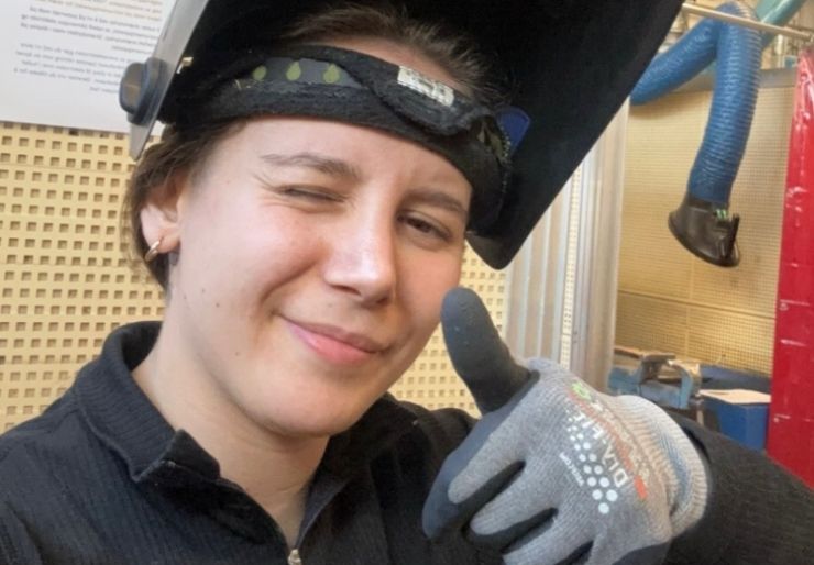 Rørleggerlærling Sila Sude Sobaci, 23 år, er nominert av mange for å være en eksepsjonelt hyggelig, dyktig og engasjert håndverker.  Med sitt smil, gode humør og høye arbeidsmoral sprer hun glede,