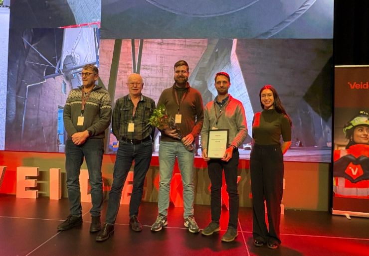 Veidekke betongkonferanse 30 år På Veidekkes årlige betongkonferanse ble Janusz Kott i går hedret som årets betongarbeider. I tillegg vant boligprosjektet Mariakvartalet i Oslo og Kattås Vannbehandlingsanlegg i Bærum prisene som Veidekkes beste betongprosjekter 2025.