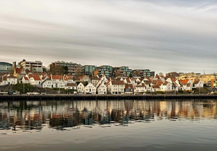 Stavanger først med automatiske byggesaksvedtak Stavanger er første kommune i Norge som har tatt i bruk automatisk vedtak for enkelte byggesøknader. Først ut er rehabilitering av skorstein, og det første automatiserte vedtaket tok 50 sekunder fra søknaden ble sendt inn til tillatelsen var mottatt.