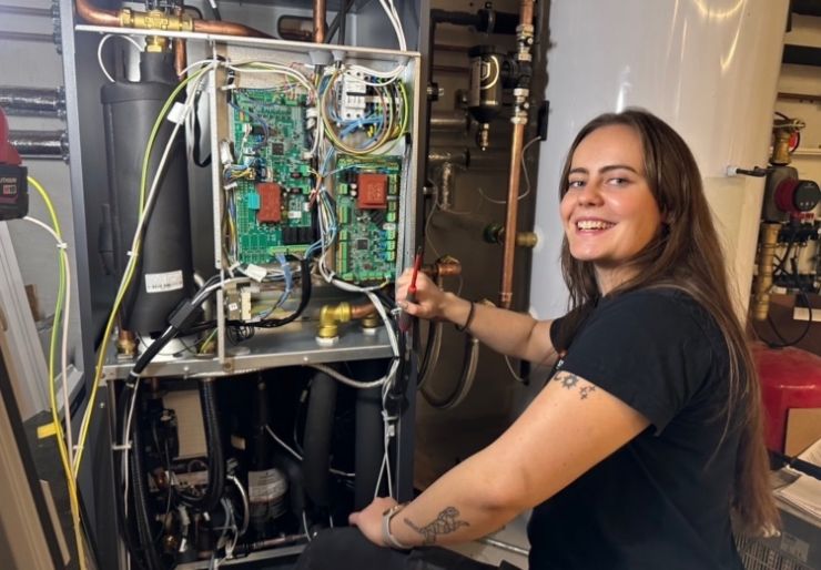 Victoria Bjørge representerer fjorårets «30 under 30»-vinnere i årets jury. Victoria Bjørge er elektriker og representerer fjorårets «30 under 30»-vinnere i årets jury