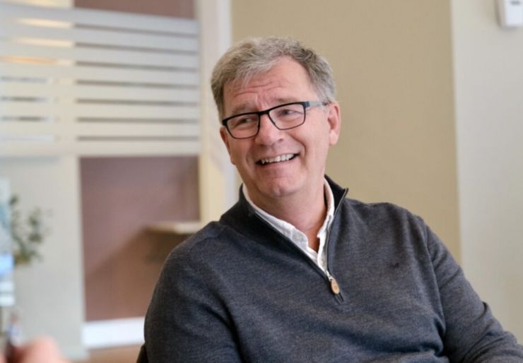 - Vi ønsker dialog med statsråden om hvordan små og mellomstore bedrifter kan skjermes bedre, enten gjennom unntaksordninger, enklere refusjonsordninger for virksomheter under en viss størrelse eller mulighet for motregning mot arbeidsgiveravgift 