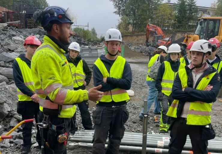 Ø.M. Fjeld opplever tøff konkurranse om lærlingene i betongfaget. Nå prøver entreprenøren å vekke interessen allerede på Vg1, før elevene bestemmer hvilken retning de skal velge videre.